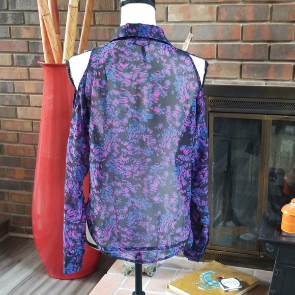 Nollie Cold Shoulder Button Down Printed Top - Picture 4 of 7